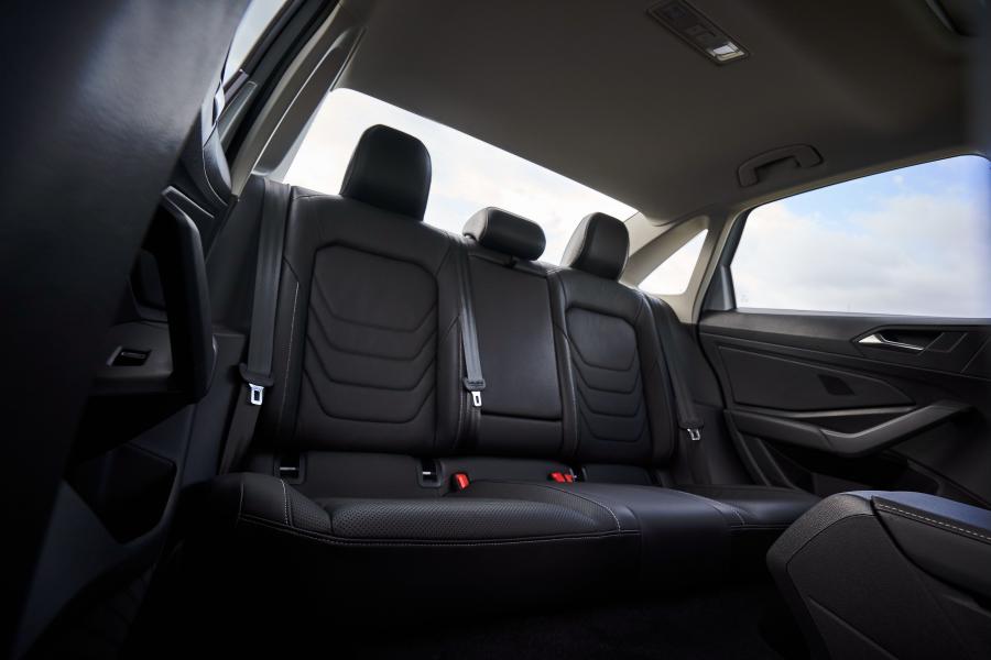Интерьер Volkswagen Jetta SEL Premium 2018 года  (NA) (фото 35 из 40)